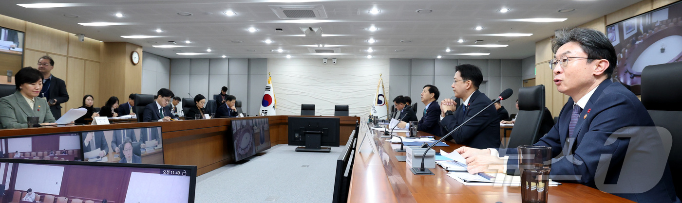 (세종=뉴스1) 김기남 기자 = 이억원 금융위원장(오른쪽)이 16일 오전 세종시 정부세종청사에서 열린 산업경쟁력강화 관계장관회의 겸 성장전략 TF에 참석하여 발언하고있다. 2025 …