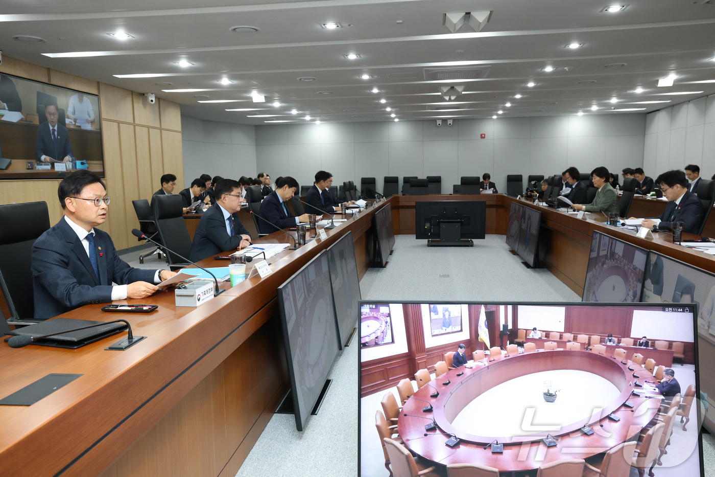 (세종=뉴스1) 김기남 기자 = 김성범 해양수산부 장관 직무대행(왼쪽)이 16일 오전 세종시 정부세종청사에서 열린 산업경쟁력강화 관계장관회의 겸 성장전략 TF에 참석하여 발언하고 …