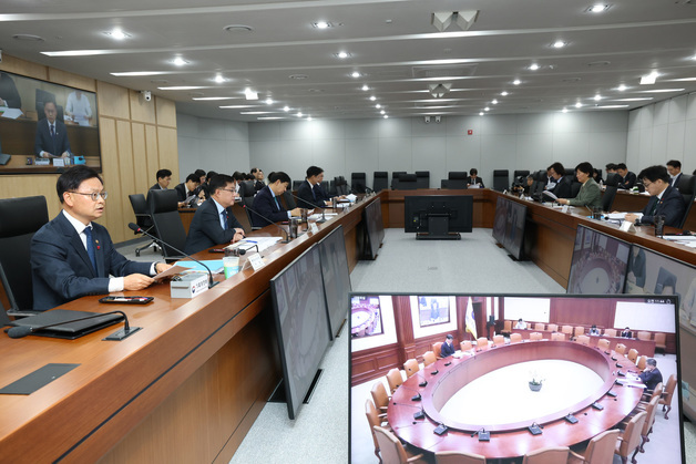 산업경쟁력강화 관계장관회의발언하는 김성범 해수장관 직무대행