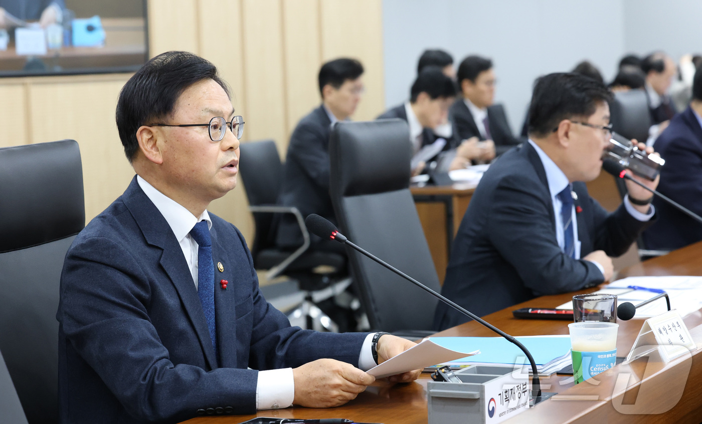 (세종=뉴스1) 김기남 기자 = 김성범 해양수산부 장관 직무대행(왼쪽)이 16일 오전 세종시 정부세종청사에서 열린 산업경쟁력강화 관계장관회의 겸 성장전략 TF에 참석하여 발언하고 …