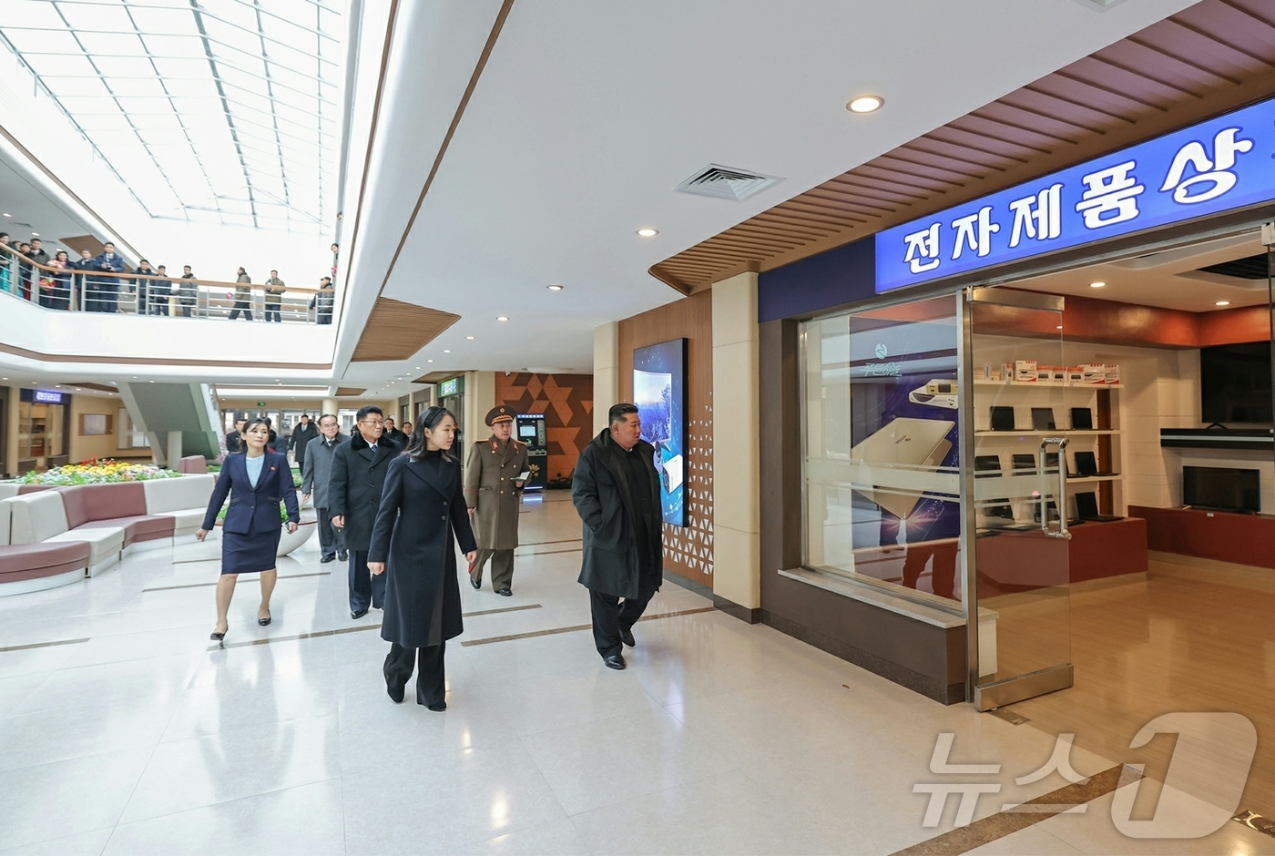 (평양 노동신문=뉴스1) = 북한 노동당 기관지 노동신문은 지난 15일 김정은 당 총비서가 강동군 지방공업공장 준공식에 참석했다고 16일 보도했다. [국내에서만 사용가능. 재배포 …