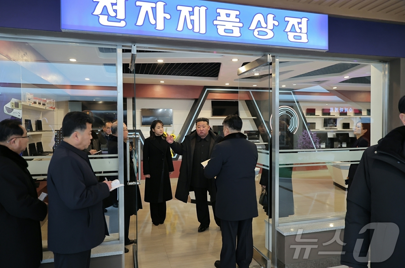 (평양 노동신문=뉴스1) = 북한 노동당 기관지 노동신문은 지난 15일 김정은 당 총비서가 강동군 지방공업공장 및 종합봉사소 준공식에 참석했다고 16일 보도했다. [국내에서만 사용 …