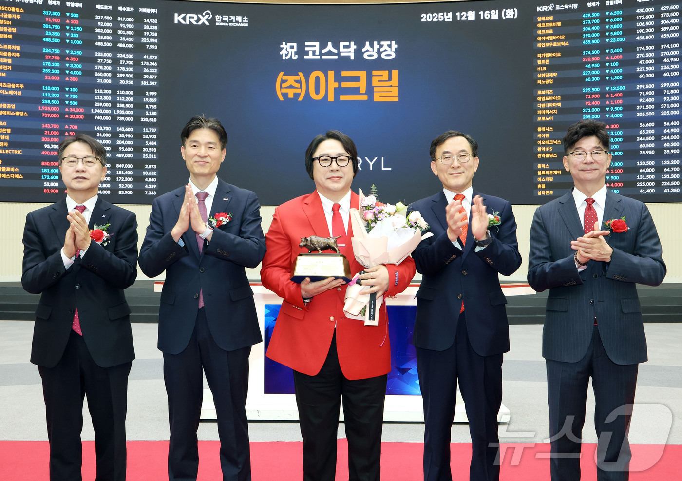 (서울=뉴스1) = 한국거래소 코스닥시장본부는 16일 오전 서울사옥 홍보관에서 아크릴의 코스닥시장 상장기념식을 개최했다. 사진은 상장 기념식 후 기념 사진 촬영하는 김대영 한국IR …