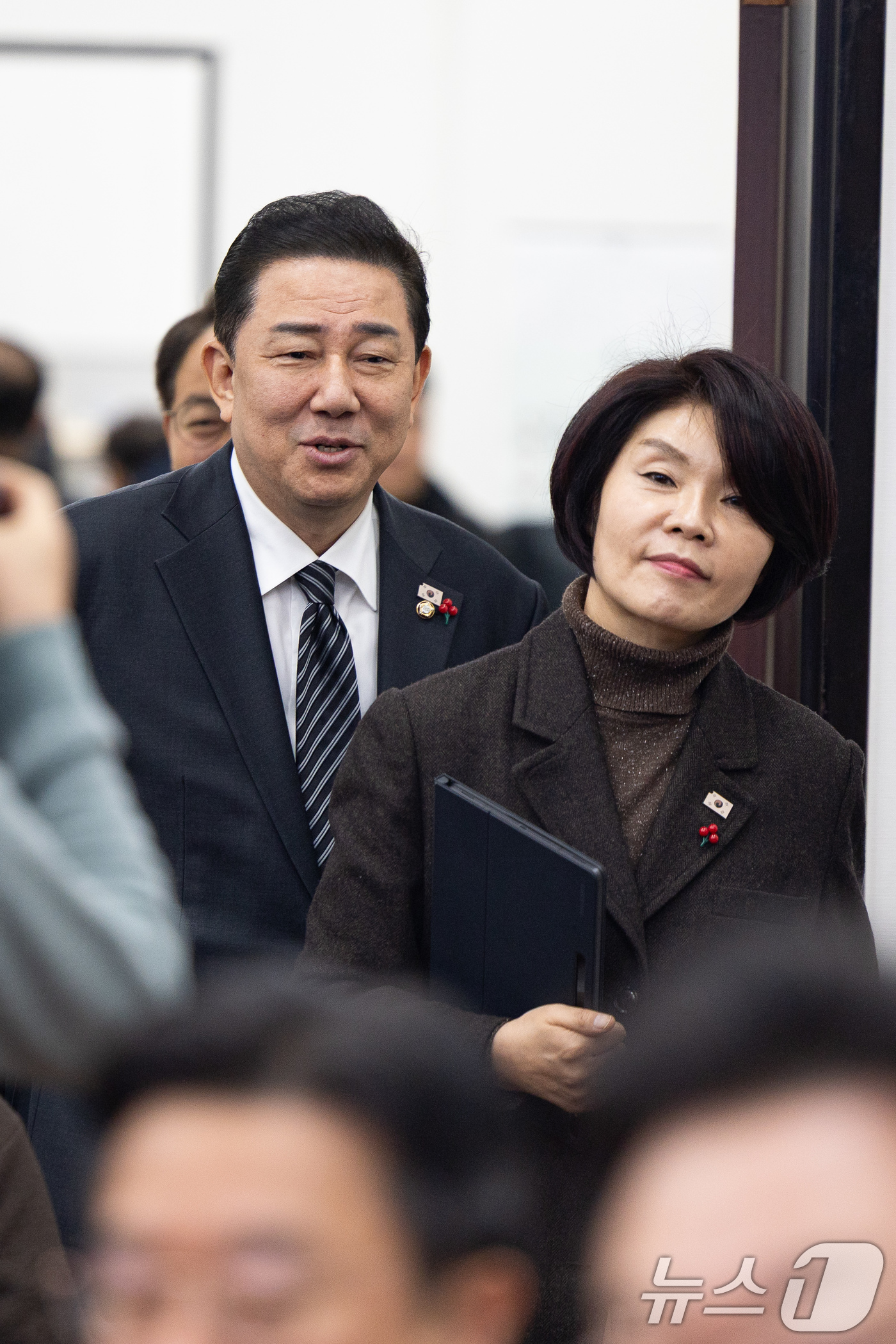 (서울=뉴스1) 유승관 기자 = 김병기 더불어민주당 원내대표와 한정애 정책위의장이 16일 서울 여의도 국회에서 열린 원내대책회의에 참석하고 있다. 2025.12.16/뉴스1