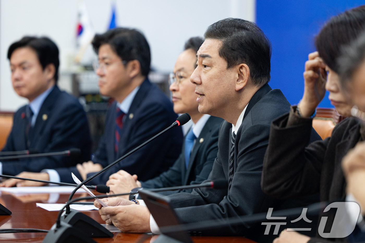 (서울=뉴스1) 유승관 기자 = 김병기 더불어민주당 원내대표가 16일 서울 여의도 국회에서 열린 원내대책회의에서 모두 발언을 하고 있다. 2025.12.16/뉴스1