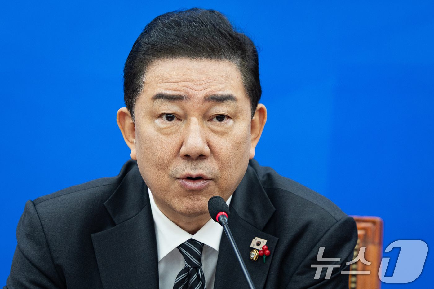 (서울=뉴스1) 유승관 기자 = 김병기 더불어민주당 원내대표가 16일 서울 여의도 국회에서 열린 원내대책회의에서 모두 발언을 하고 있다. 2025.12.16/뉴스1