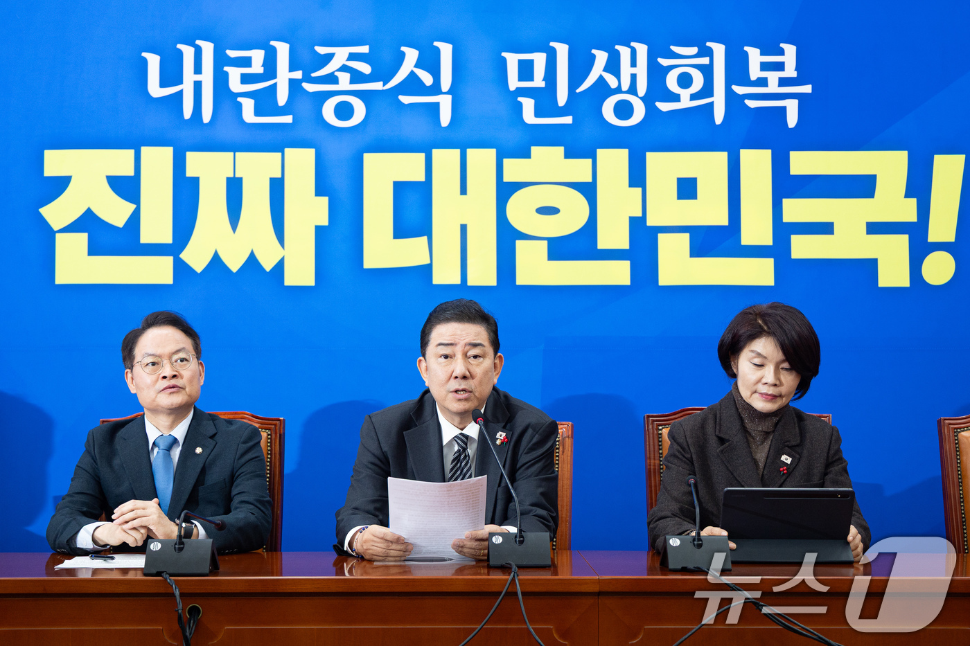 (서울=뉴스1) 유승관 기자 = 김병기 더불어민주당 원내대표가 16일 서울 여의도 국회에서 열린 원내대책회의에서 모두 발언을 하고 있다. 2025.12.16/뉴스1