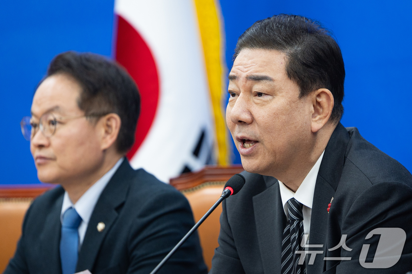 (서울=뉴스1) 유승관 기자 = 김병기 더불어민주당 원내대표가 16일 서울 여의도 국회에서 열린 원내대책회의에서 모두 발언을 하고 있다. 2025.12.16/뉴스1