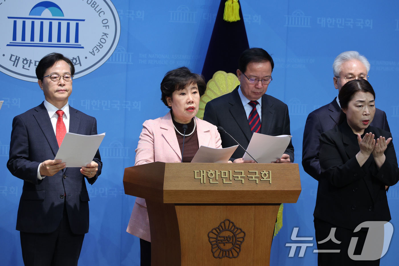 (서울=뉴스1) 신웅수 기자 = 조배숙 국민의힘 사법정의수호 및 독재저지 특별위원회 위원장이 16일 서울 여의도 국회 소통관에서 조은석 특검 수사결과 발표 관련 기자회견을 하고 있 …