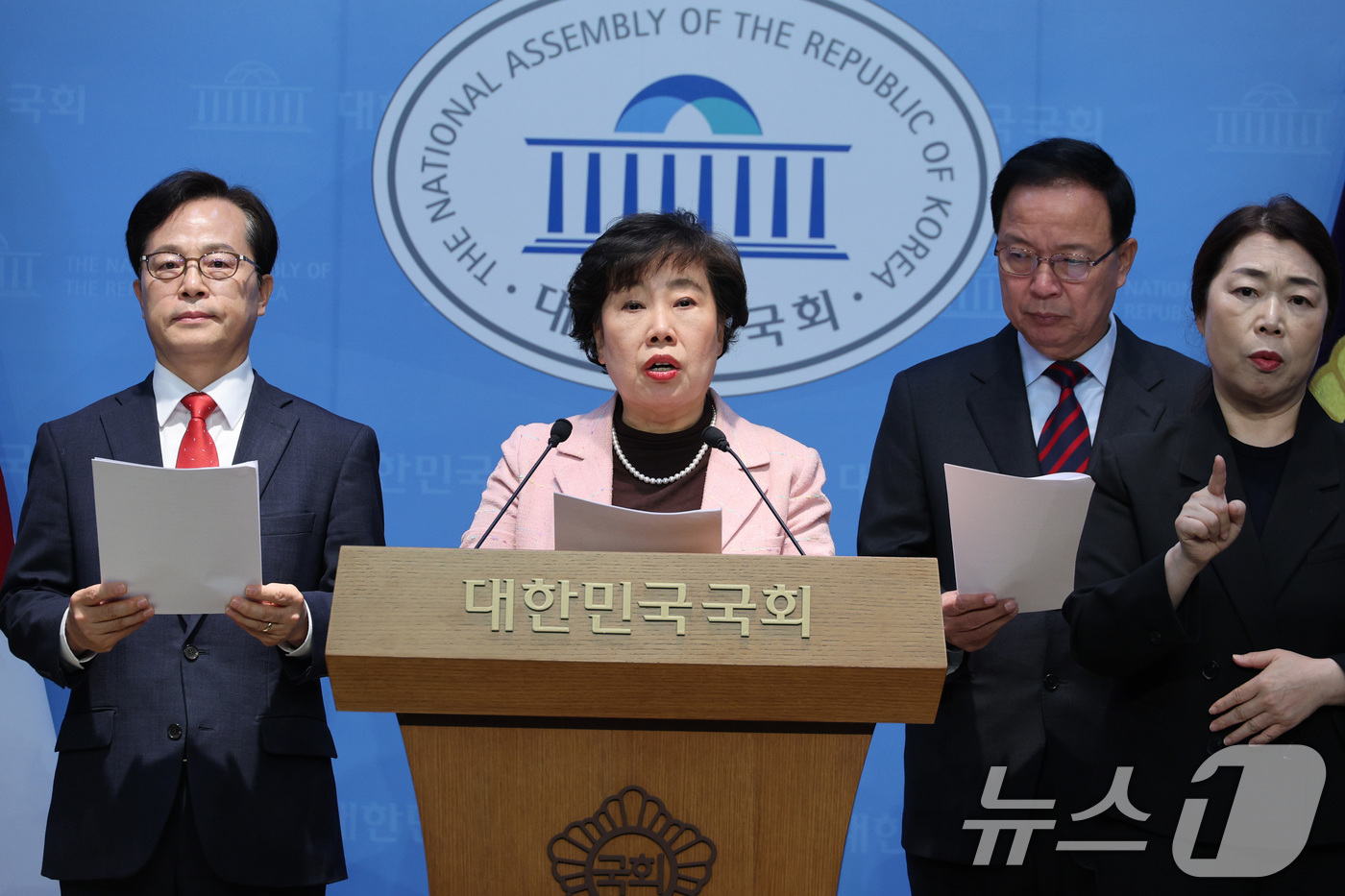 (서울=뉴스1) 신웅수 기자 = 조배숙 국민의힘 사법정의수호 및 독재저지 특별위원회 위원장이 16일 서울 여의도 국회 소통관에서 조은석 특검 수사결과 발표 관련 기자회견을 하고 있 …