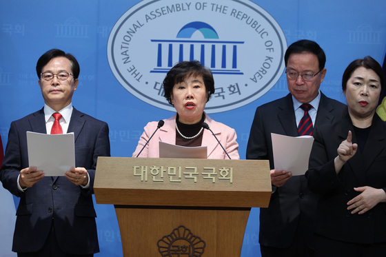 특검 수사 관련 기자회견하는 조배숙