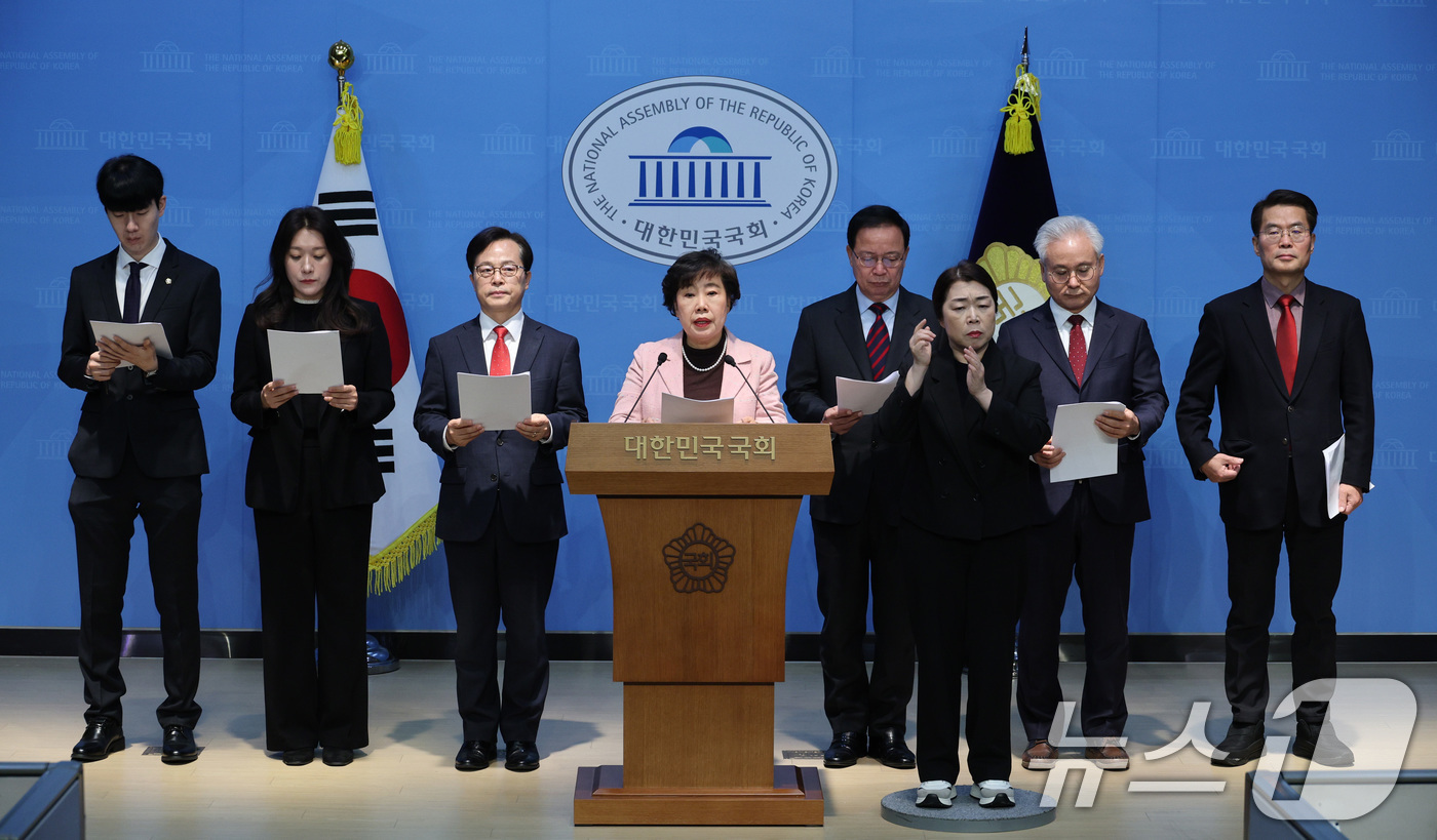 (서울=뉴스1) 신웅수 기자 = 조배숙 국민의힘 사법정의수호 및 독재저지 특별위원회 위원장이 16일 서울 여의도 국회 소통관에서 조은석 특검 수사결과 발표 관련 기자회견을 하고 있 …