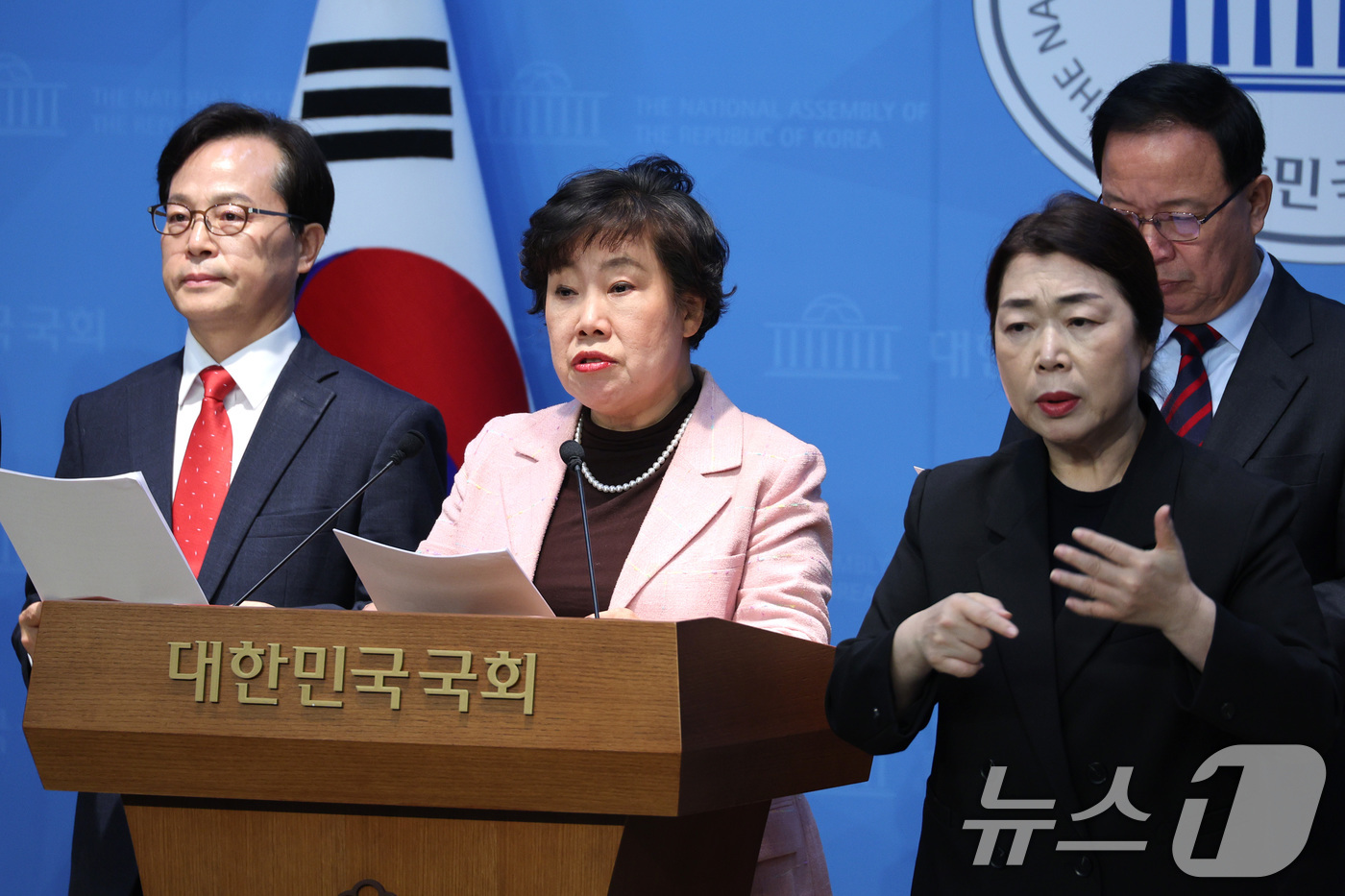 (서울=뉴스1) 신웅수 기자 = 조배숙 국민의힘 사법정의수호 및 독재저지 특별위원회 위원장이 16일 서울 여의도 국회 소통관에서 조은석 특검 수사결과 발표 관련 기자회견을 하고 있 …