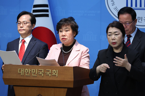 기자회견하는 조배숙 위원장