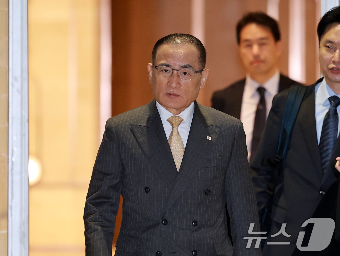 본문 이미지 - 위성락 국가안보실장이 한미 정상회담 결과를 담은 공동 설명자료 '조인트 팩트시트' 후속 협의를 위해 16일 인천국제공항을 통해 미국 워싱턴DC로 출국하고 있다. 2025.12.16/뉴스1 ⓒ News1 이호윤 기자