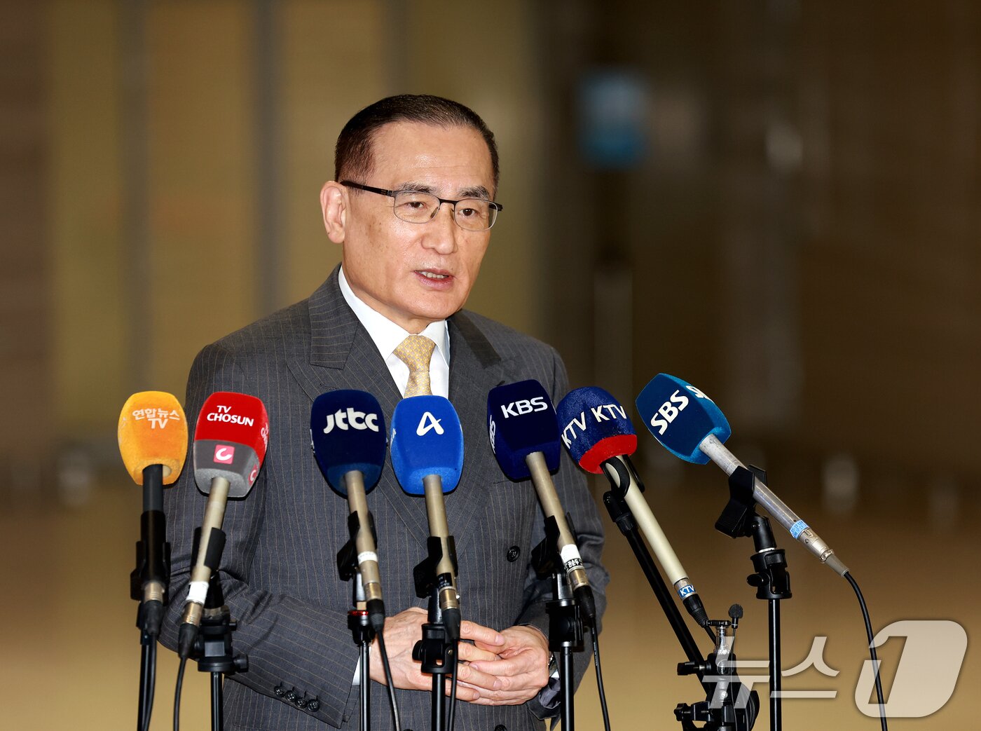 본문 이미지 - 위성락 국가안보실장이 16일 인천국제공항에서 미국 워싱턴DC로 출국하기 전에 취재진과 질문에 답하고 있다.  2025.12.16/뉴스1 ⓒ News1 이호윤 기자