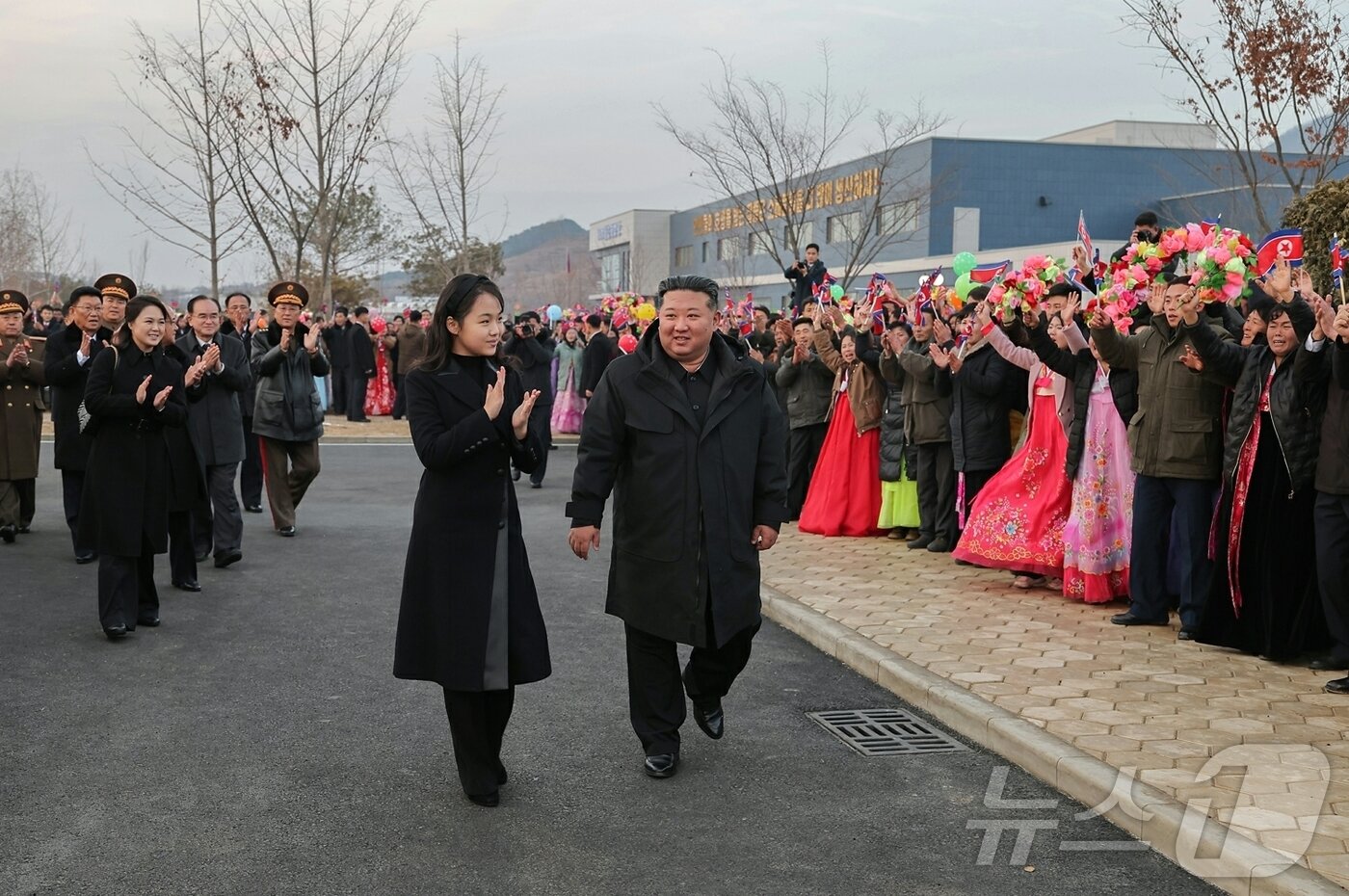 본문 이미지 - (평양 노동신문=뉴스1) = 북한 노동당 기관지 노동신문은 지난 15일 김정은 당 총비서가 강동군 지방공업공장 및 종합봉사소 준공식에 참석했다고 16일 보도했다. [국내에서만 사용가능. 재배포 금지. DB 금지. For Use Only in the Republic of Korea. Redistribution Prohibited] rodongphoto@news1.kr