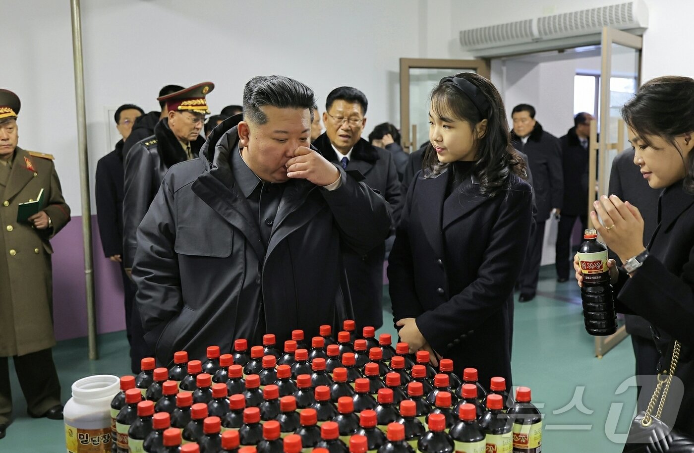 본문 이미지 - (평양 노동신문=뉴스1) = 북한 김정은 노동당 총비서와 딸 주애. [국내에서만 사용가능. 재배포 금지. DB 금지. For Use Only in the Republic of Korea. Redistribution Prohibited] rodongphoto@news1.kr