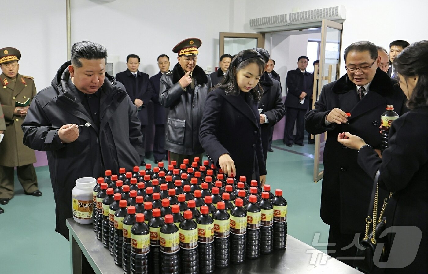 본문 이미지 - (평양 노동신문=뉴스1) = 북한 노동당 기관지 노동신문은 지난 15일 김정은 당 총비서가 강동군 지방공업공장 및 종합봉사소 준공식에 참석했다고 16일 보도했다. [국내에서만 사용가능. 재배포 금지. DB 금지. For Use Only in the Republic of Korea. Redistribution Prohibited] rodongphoto@news1.kr