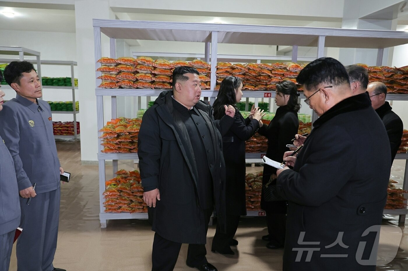 본문 이미지 - (평양 노동신문=뉴스1) = 북한 노동당 기관지 노동신문은 지난 15일 김정은 당 총비서가 강동군 지방공업공장 및 종합봉사소 준공식에 참석했다고 16일 보도했다. [국내에서만 사용가능. 재배포 금지. DB 금지. For Use Only in the Republic of Korea. Redistribution Prohibited] rodongphoto@news1.kr