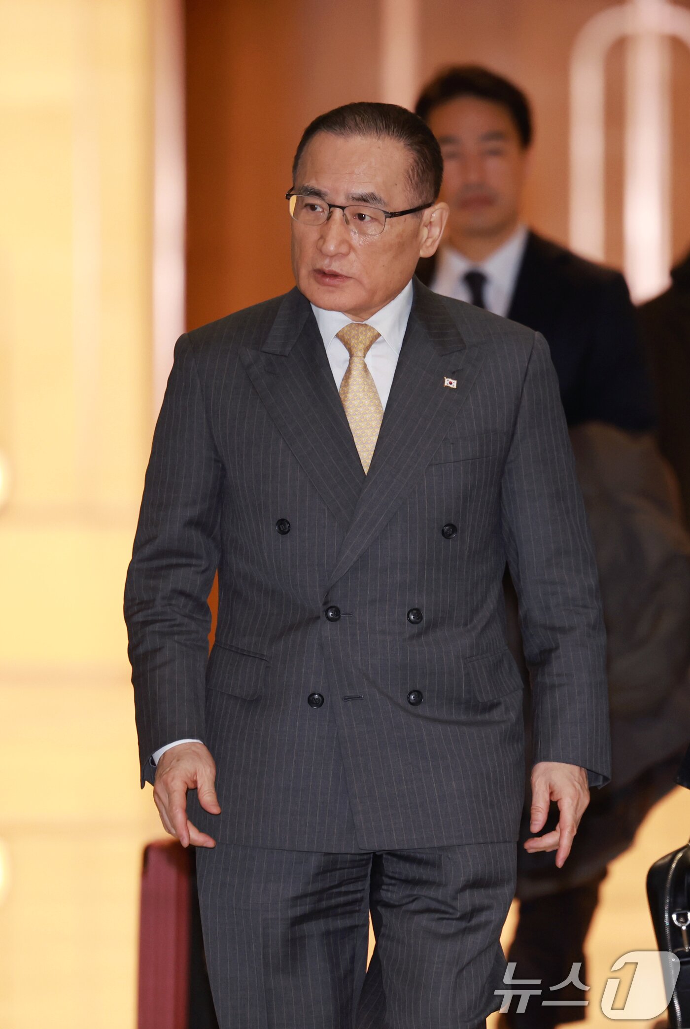 본문 이미지 - 위성락 국가안보실장이 한미 정상회담 결과를 담은 공동 설명자료 '조인트 팩트시트' 후속 협의를 위해 16일 인천국제공항에서 미국 워싱턴DC로 출국하고 있다. 2025.12.16/뉴스1 ⓒ News1 이호윤 기자