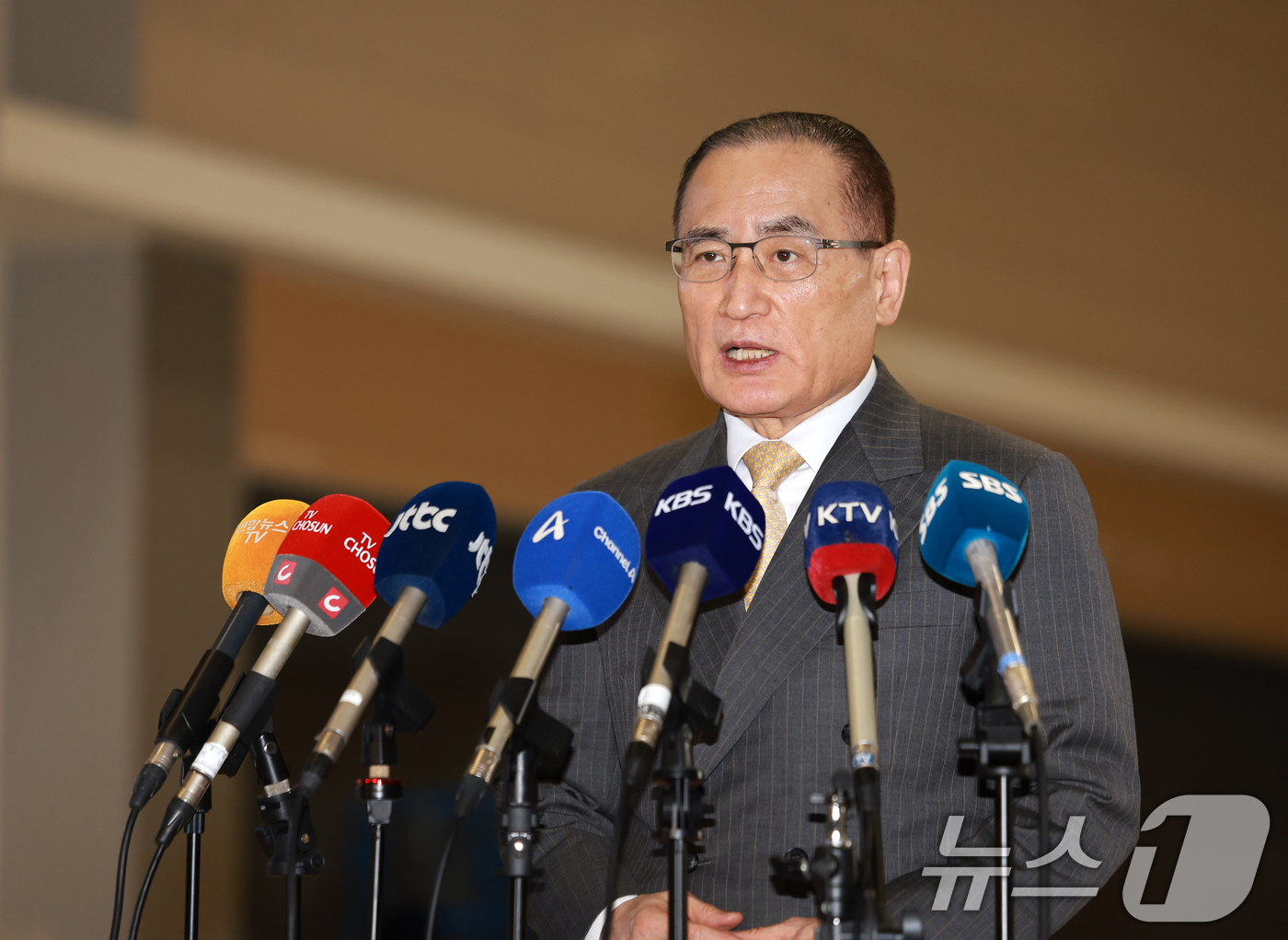 (인천공항=뉴스1) 이호윤 기자 = 위성락 국가안보실장이 16일 인천국제공항에서 미국 워싱턴DC로 출국하기 전에 기자들과 인터뷰를 하고 있다. 위성락 실장은 미국에서 한미 정상회담 …