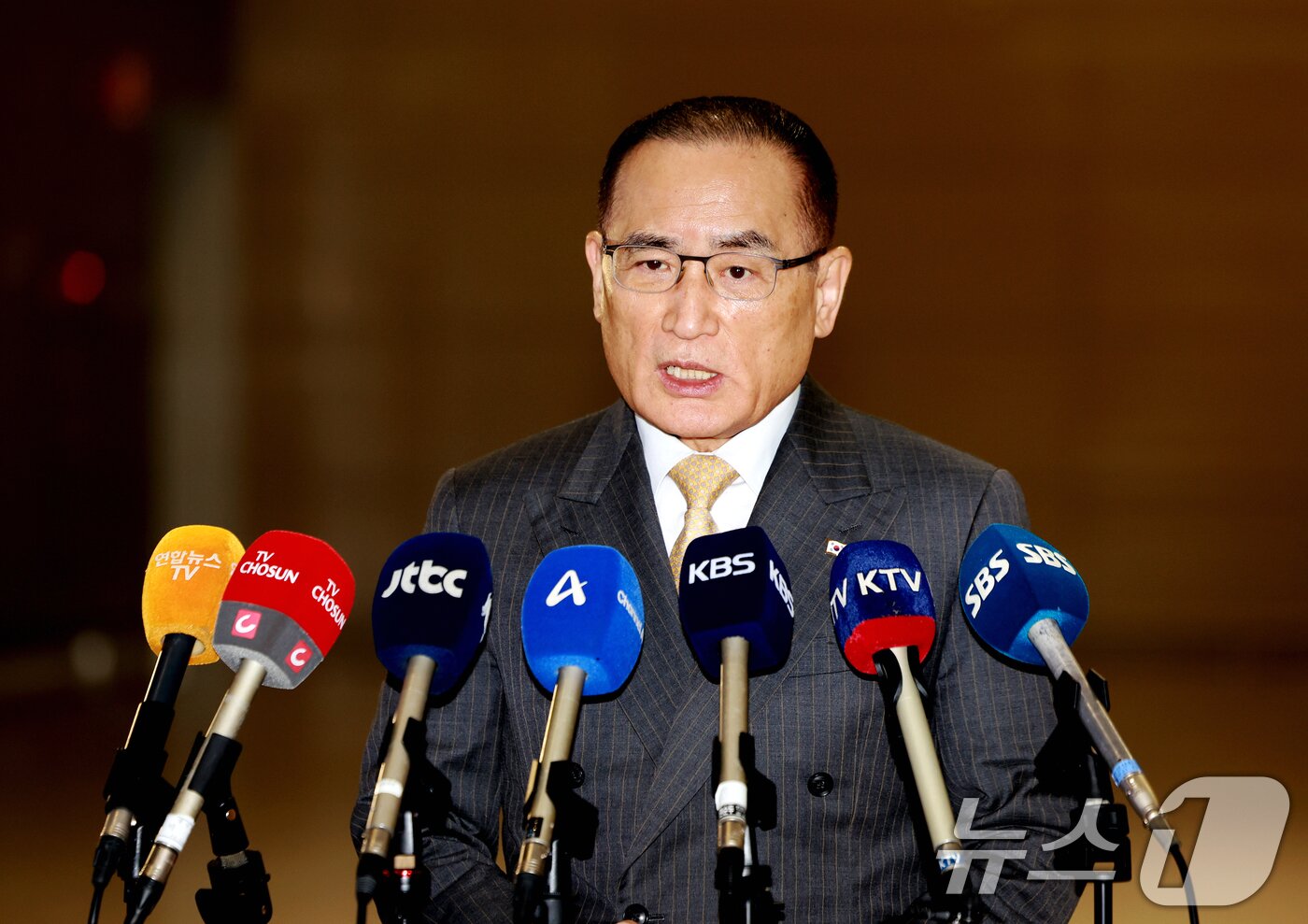 본문 이미지 - 위성락 국가안보실장이 16일 인천국제공항에서 미국 워싱턴DC로 출국하기 전에 기자들과 인터뷰를 하고 있다.  2025.12.16/뉴스1 ⓒ News1 이호윤 기자