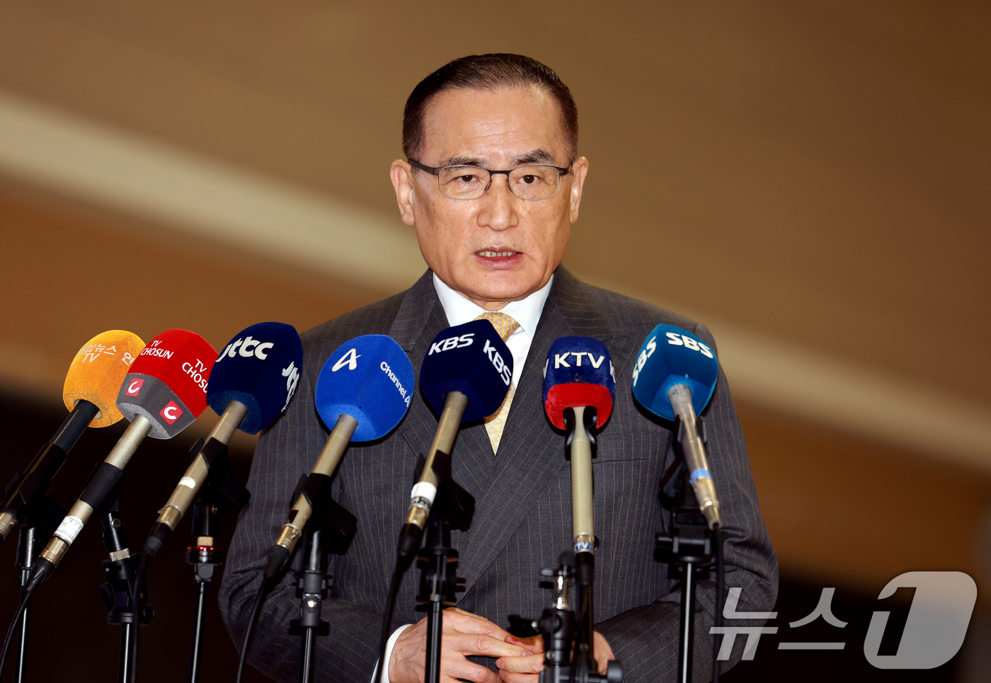 (인천공항=뉴스1) 이호윤 기자 = 위성락 국가안보실장이 16일 인천국제공항에서 미국 워싱턴DC로 출국하기 전에 기자들과 인터뷰를 하고 있다. 위성락 실장은 미국에서 한미 정상회담 …