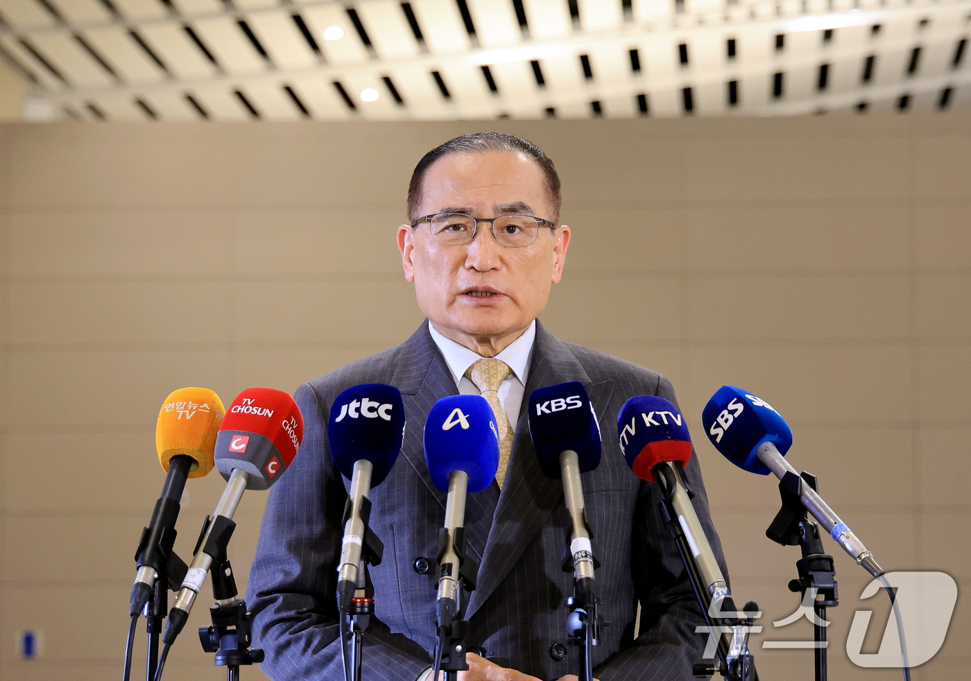 (인천공항=뉴스1) 이호윤 기자 = 위성락 국가안보실장이 16일 인천국제공항에서 미국 워싱턴DC로 출국하기 전에 기자들과 인터뷰를 하고 있다. 위성락 실장은 미국에서 한미 정상회담 …