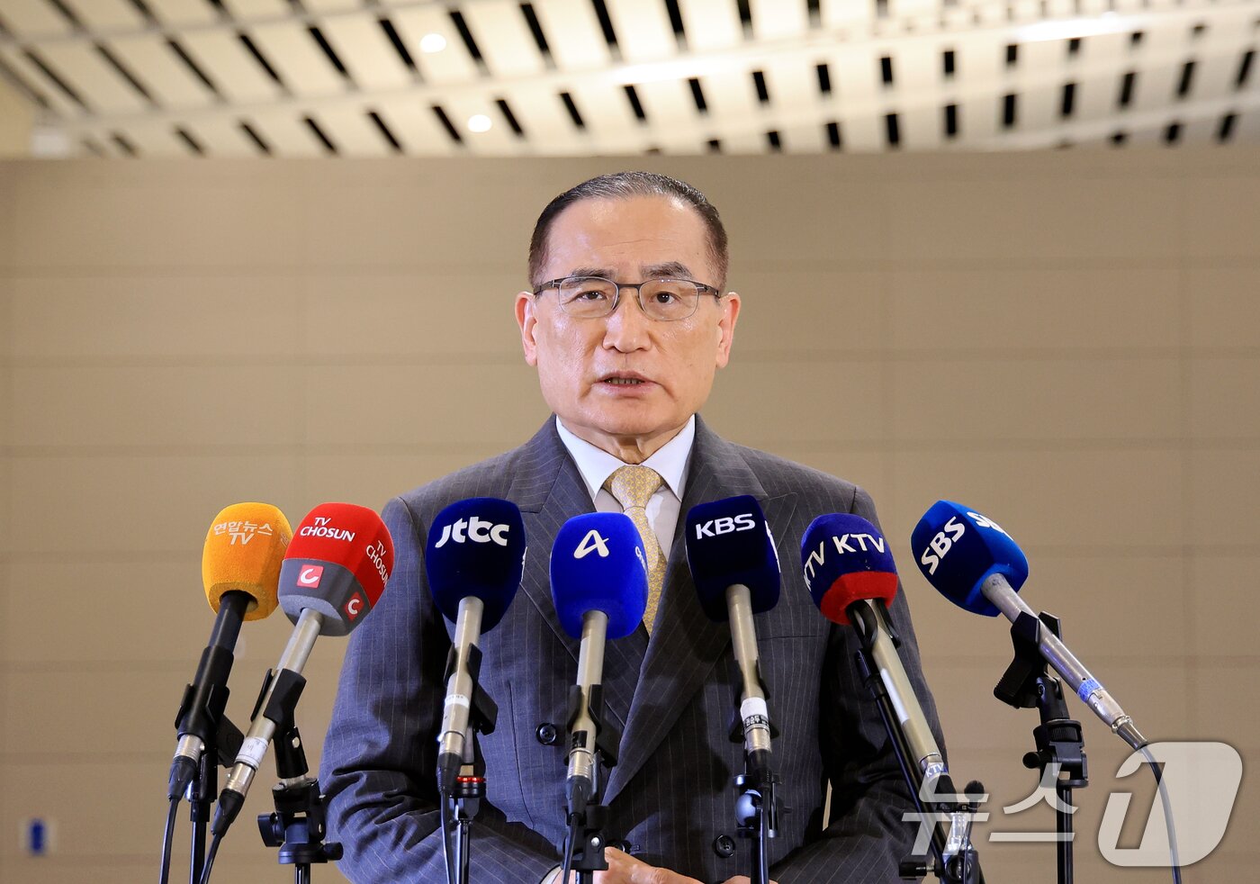 본문 이미지 - 위성락 국가안보실장이 16일 인천국제공항에서 미국 워싱턴DC로 출국하기 전에 기자들과 인터뷰를 하고 있다.  2025.12.16/뉴스1 ⓒ News1 이호윤 기자