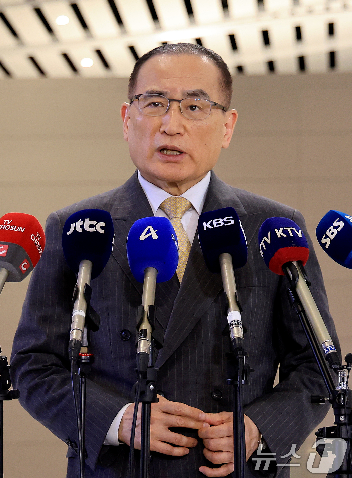 (인천공항=뉴스1) 이호윤 기자 = 위성락 국가안보실장이 16일 인천국제공항에서 미국 워싱턴DC로 출국하기 전에 기자들과 인터뷰를 하고 있다. 위성락 실장은 미국에서 한미 정상회담 …