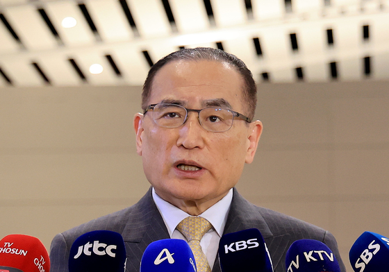 출국전 취재진 질문에 답하는 위성락 실장