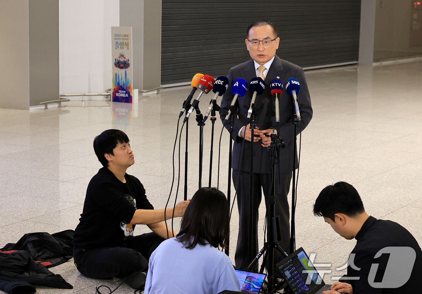 (인천공항=뉴스1) 이호윤 기자 = 위성락 국가안보실장이 16일 인천국제공항에서 미국 워싱턴DC로 출국하기 전에 기자들과 인터뷰를 하고 있다. 위성락 실장은 미국에서 한미 정상회담 …