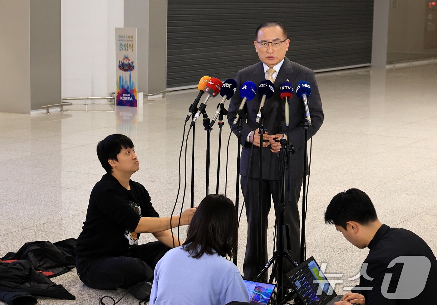 본문 이미지 - 위성락 국가안보실장이 16일 인천국제공항에서 미국 워싱턴DC로 출국하기 전에 기자들과 인터뷰를 하고 있다.  2025.12.16/뉴스1 ⓒ News1 이호윤 기자