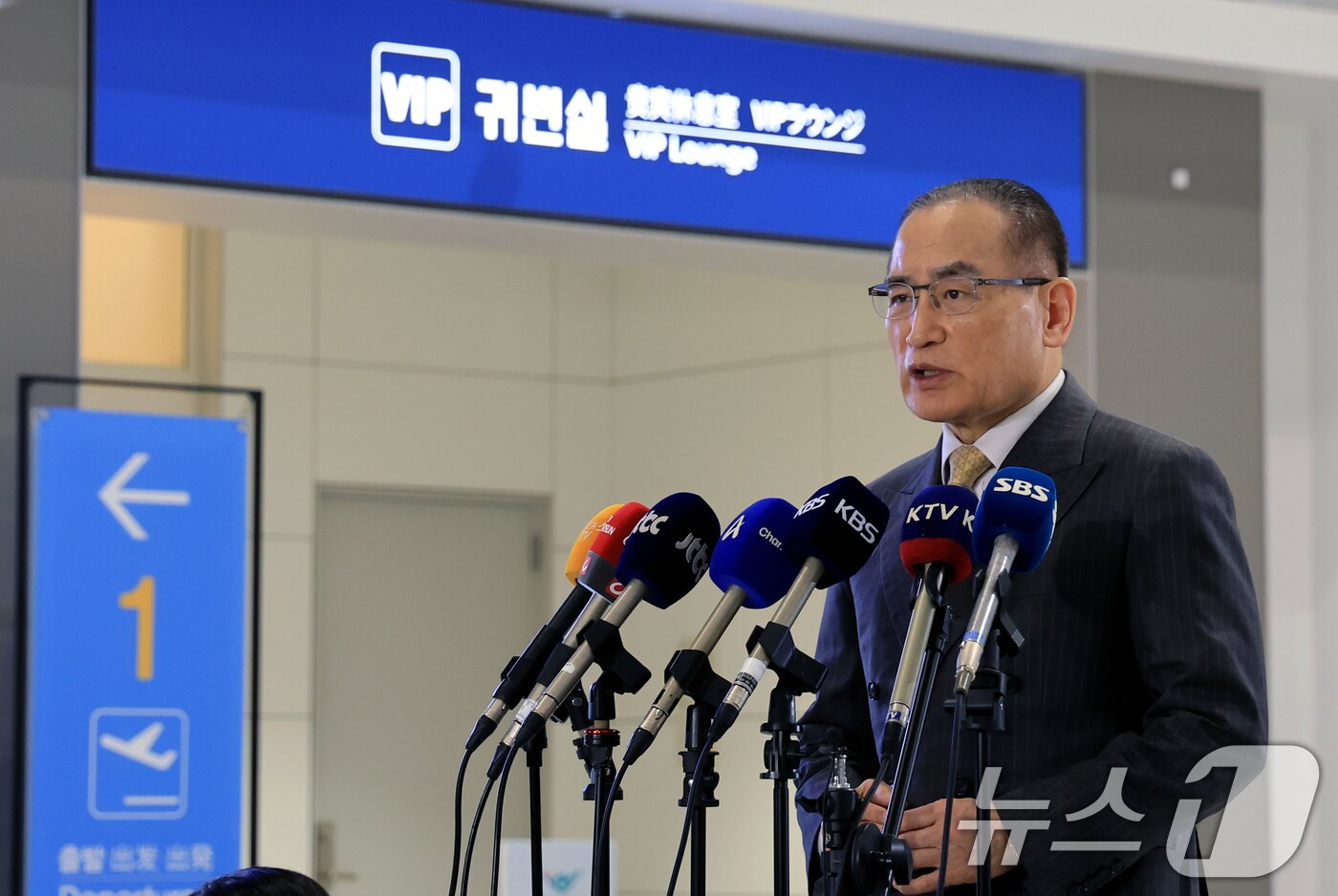 본문 이미지 - 위성락 국가안보실장이 16일 인천국제공항에서 미국 워싱턴DC로 출국하기 전에 기자들과 인터뷰를 하고 있다.  2025.12.16/뉴스1 ⓒ News1 이호윤 기자