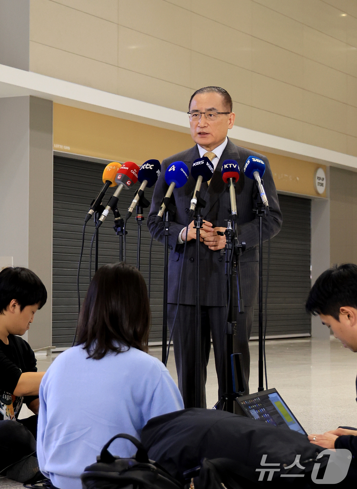 (인천공항=뉴스1) 이호윤 기자 = 위성락 국가안보실장이 16일 인천국제공항에서 미국 워싱턴DC로 출국하기 전에 기자들과 인터뷰를 하고 있다. 위성락 실장은 미국에서 한미 정상회담 …