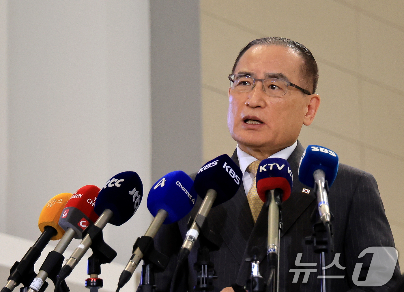 (인천공항=뉴스1) 이호윤 기자 = 위성락 국가안보실장이 16일 인천국제공항에서 미국 워싱턴DC로 출국하기 전에 기자들과 인터뷰를 하고 있다. 위성락 실장은 미국에서 한미 정상회담 …