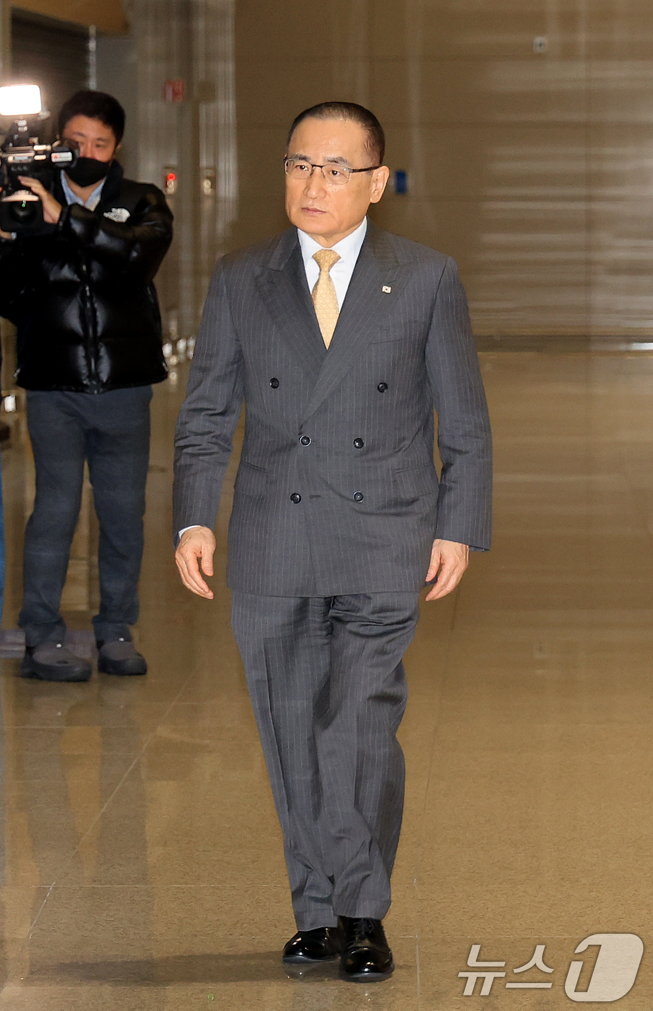 (인천공항=뉴스1) 이호윤 기자 = 위성락 국가안보실장이 한미 정상회담 결과를 담은 공동 설명자료 '조인트 팩트시트' 후속 협의를 위해 16일 인천국제공항에서 미국 워싱턴DC로 출 …