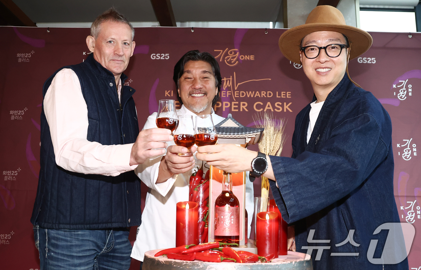 (서울=뉴스1) 김민지 기자 = 도정한 기원 위스키 대표와 앤드류 샌드 마스터 블렌더, 에드워드 리 셰프가 16일 서울 마포구 라이즈호텔에서 열린 대한민국 최초의 싱글몰트 위스키 …