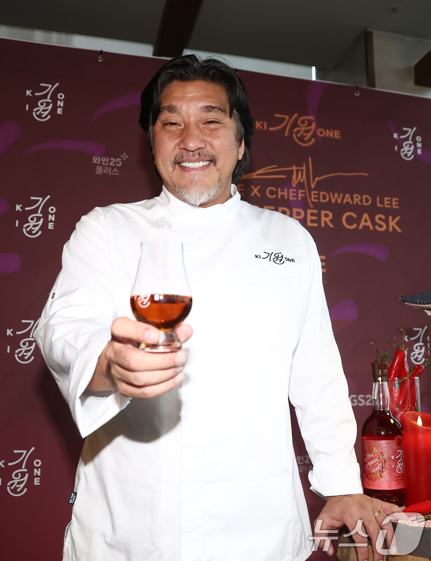 (서울=뉴스1) 김민지 기자 = 에드워드 리 셰프가 16일 서울 마포구 라이즈호텔에서 열린 대한민국 최초의 싱글몰트 위스키 기원(Ki One) 리미티드 에디션 '레드 페퍼 캐스크' …