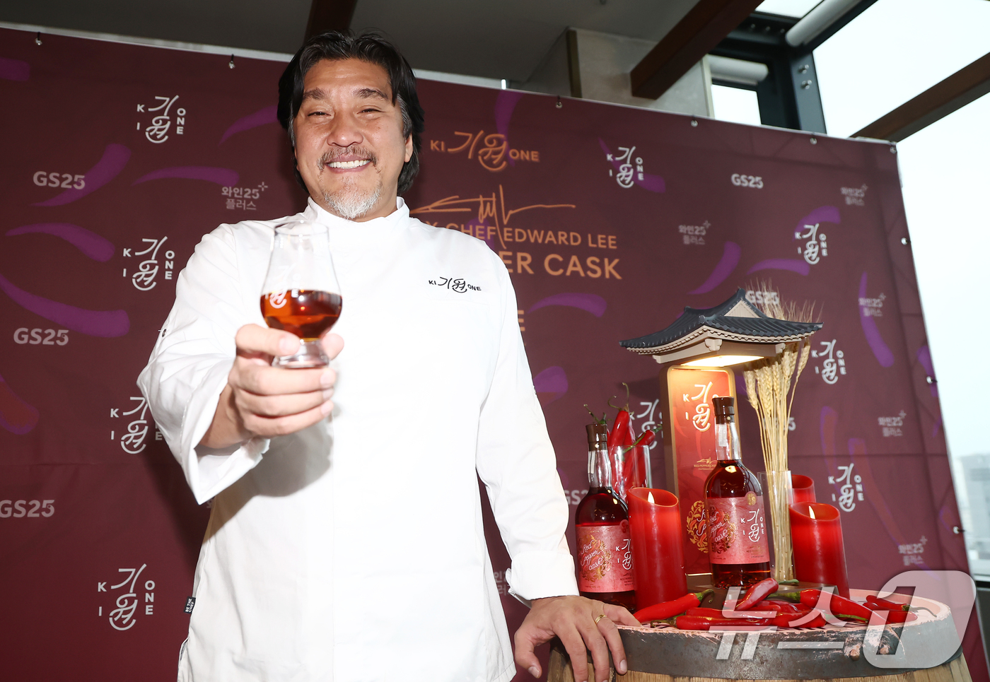 (서울=뉴스1) 김민지 기자 = 에드워드 리 셰프가 16일 서울 마포구 라이즈호텔에서 열린 대한민국 최초의 싱글몰트 위스키 기원(Ki One) 리미티드 에디션 '레드 페퍼 캐스크' …