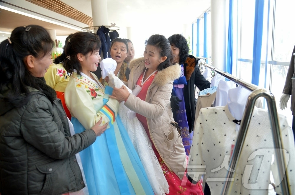 (평양 노동신문=뉴스1) = 북한 노동당 기관지 노동신문은 16일 함경북도 부령군 지방공업공장 준공식이 지난 15일 진행됐다고 보도했다. 주창일 당 중앙위원회 부장과 박명호 함경북 …