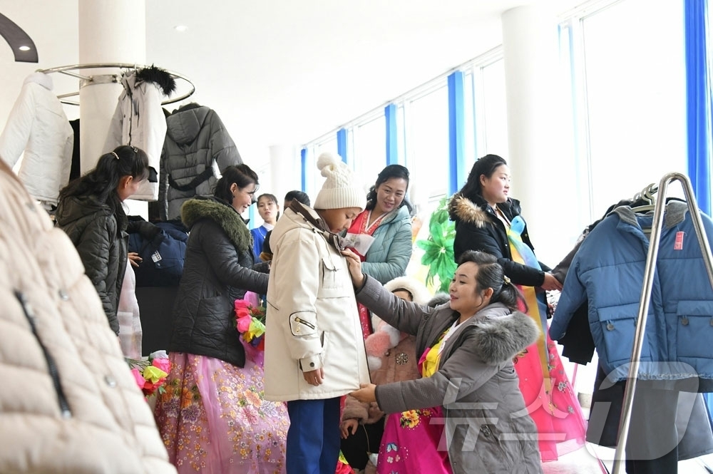 (평양 노동신문=뉴스1) = 북한 노동당 기관지 노동신문은 16일 함경북도 부령군 지방공업공장 준공식이 지난 15일 진행됐다고 보도했다. 주창일 당 중앙위원회 부장과 박명호 함경북 …