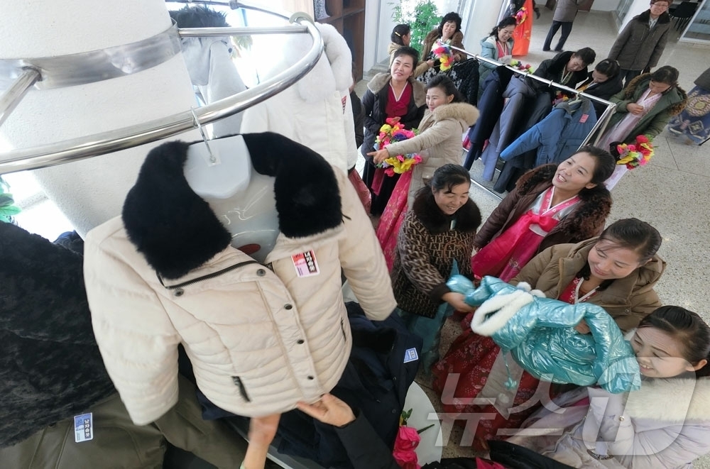 (평양 노동신문=뉴스1) = 북한 노동당 기관지 노동신문은 16일 함경북도 부령군 지방공업공장 준공식이 지난 15일 진행됐다고 보도했다. 주창일 당 중앙위원회 부장과 박명호 함경북 …