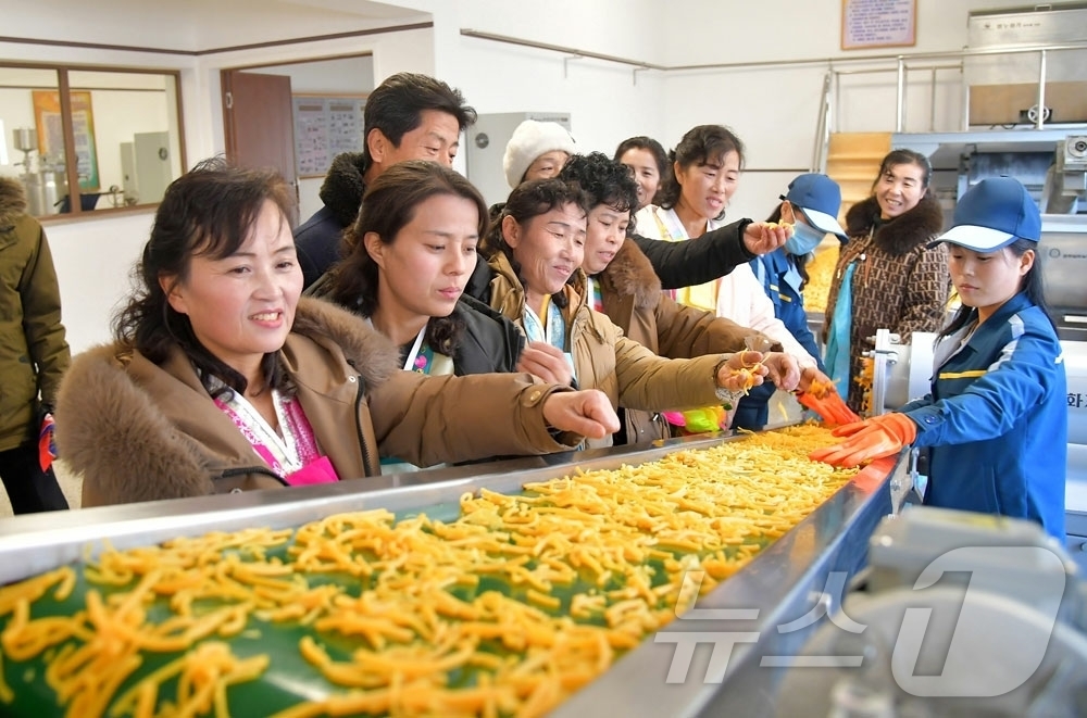 (평양 노동신문=뉴스1) = 북한 노동당 기관지 노동신문은 16일 함경북도 부령군 지방공업공장 준공식이 지난 15일 진행됐다고 보도했다. 주창일 당 중앙위원회 부장과 박명호 함경북 …