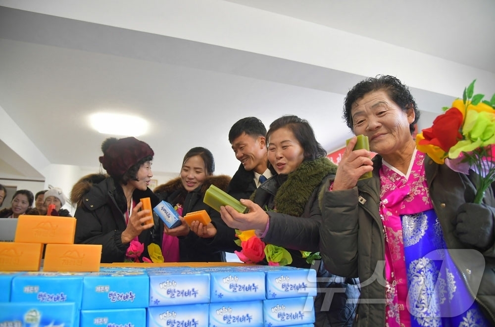 (평양 노동신문=뉴스1) = 북한 노동당 기관지 노동신문은 16일 함경북도 부령군 지방공업공장 준공식이 지난 15일 진행됐다고 보도했다. 주창일 당 중앙위원회 부장과 박명호 함경북 …