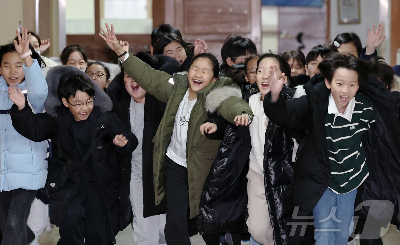 본문 이미지 - 16일 경기 수원시 영통구 잠원초등학교에서 겨울방학을 맞은 학생들이 방학식을 마치고 하교하고 있다. ⓒ News1 구윤성 기자