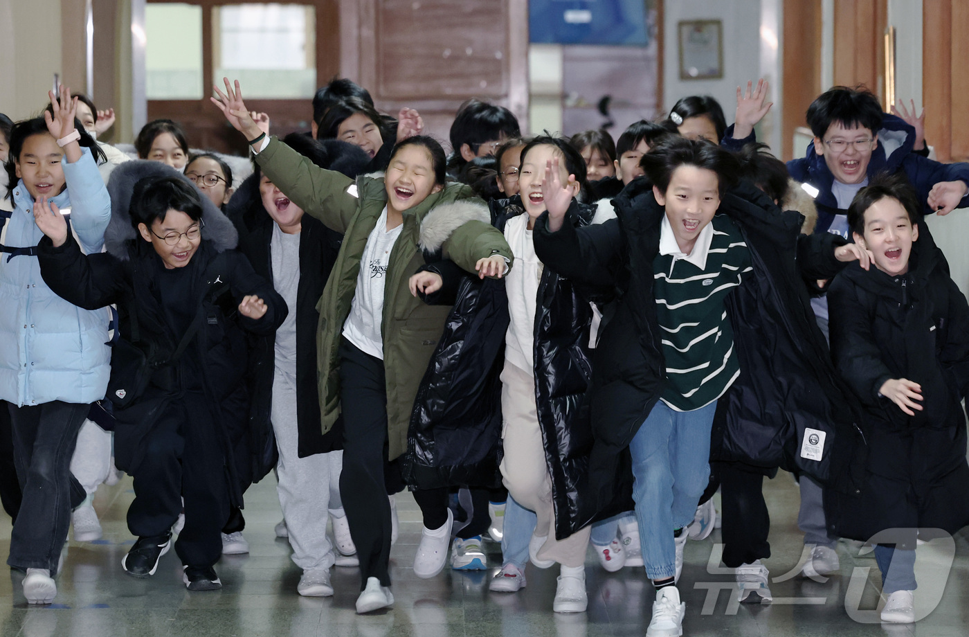 (수원=뉴스1) 구윤성 기자 = 16일 경기 수원시 영통구 잠원초등학교에서 겨울방학을 맞은 학생들이 방학식을 마치고 하교하고 있다.