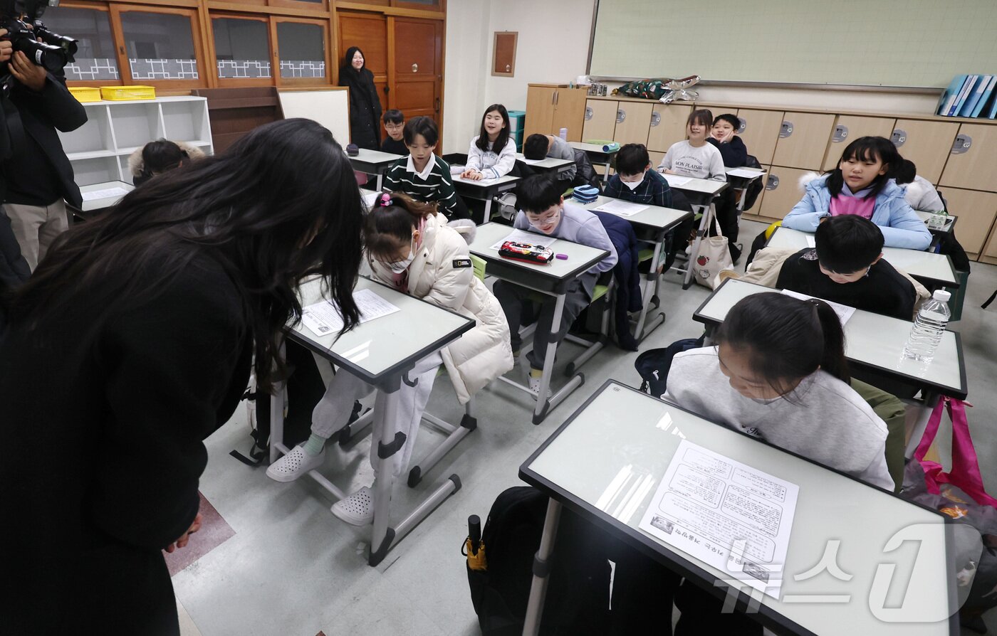 본문 이미지 - 16일 경기 수원시 영통구 잠원초등학교에서 겨울방학을 맞은 학생들이 선생님과 인사하고 있다. ⓒ News1 구윤성 기자