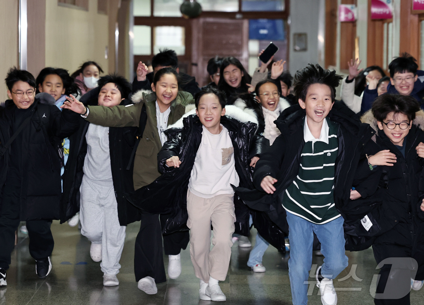 (수원=뉴스1) 구윤성 기자 = 16일 경기 수원시 영통구 잠원초등학교에서 겨울방학을 맞은 학생들이 방학식을 마치고 하교하고 있다.